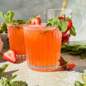 strawberry gin smash